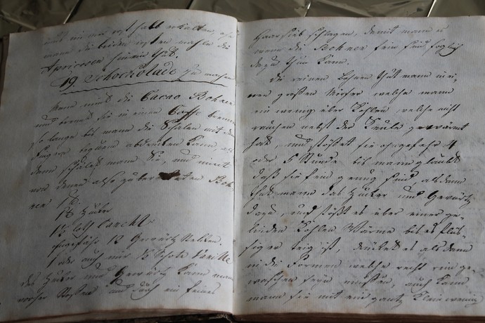 Handgeschriebenes Kochbuch von 1788, aufgeschlagen bei einem Rezept für die Schokoladenherstellung.