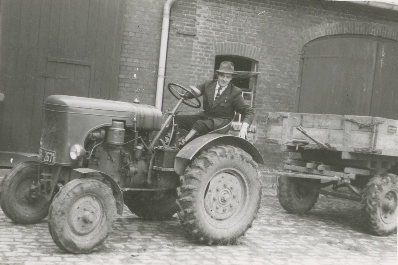 Das versierte Rangieren mit Trecker und Anhänger wurde 1957 im Berufswettkampf ebenfalls geprüft. Als Treckerfahrer ist der Verwalter eines Schulzenhofes zu sehen, der sich in Kleidungsfragen durchaus von den Jungbauern unterschied. (Foto: Adolf Risse, Archiv für Alltagskultur, Sign. 0000.07456)