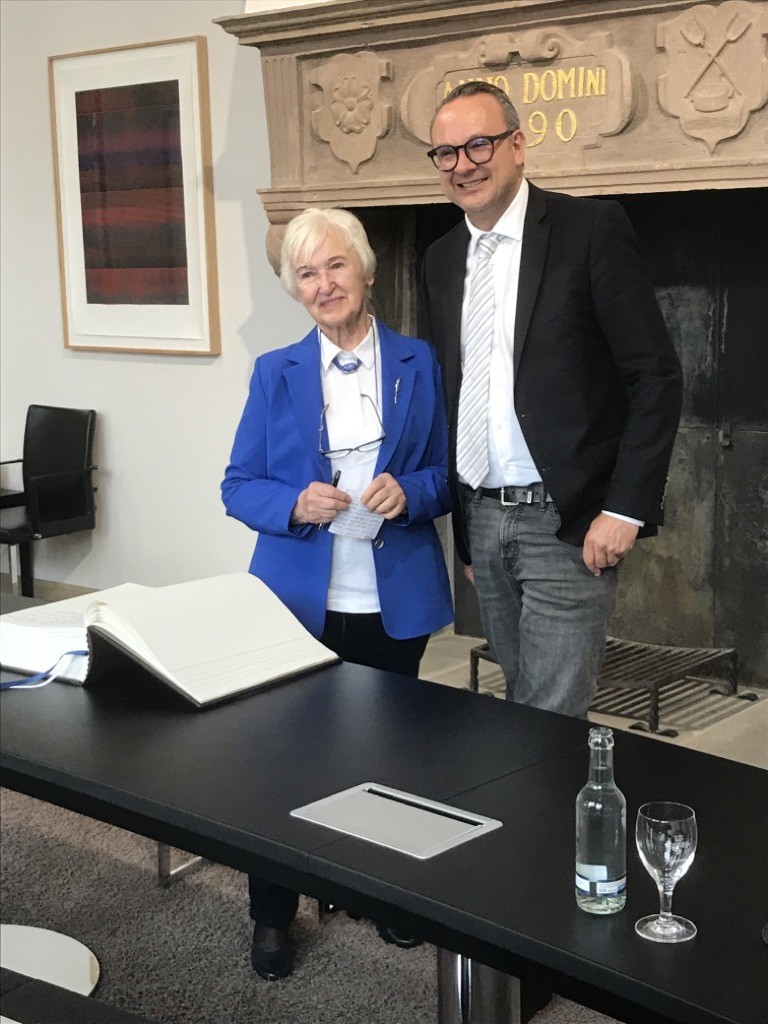 Barbara Paciorkiewicz und Markus Baier, Bürgermeister der Stadt Lemgo, 23. September 2022.