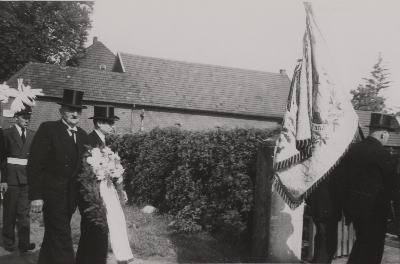 Erstmalig nach 1945 gingen wieder Angehörige eines Kriegervereins in Münster-Nienberge mit zur Beerdigung und trugen die Fahne des 1897 gegründeten und 1957 wiedergegründeten Vereins. Der Verstorbene war Wiederbegründer des Kriegervereins. Foto: Adolf Risse. Archiv für Alltagskultur, 0000.08230.