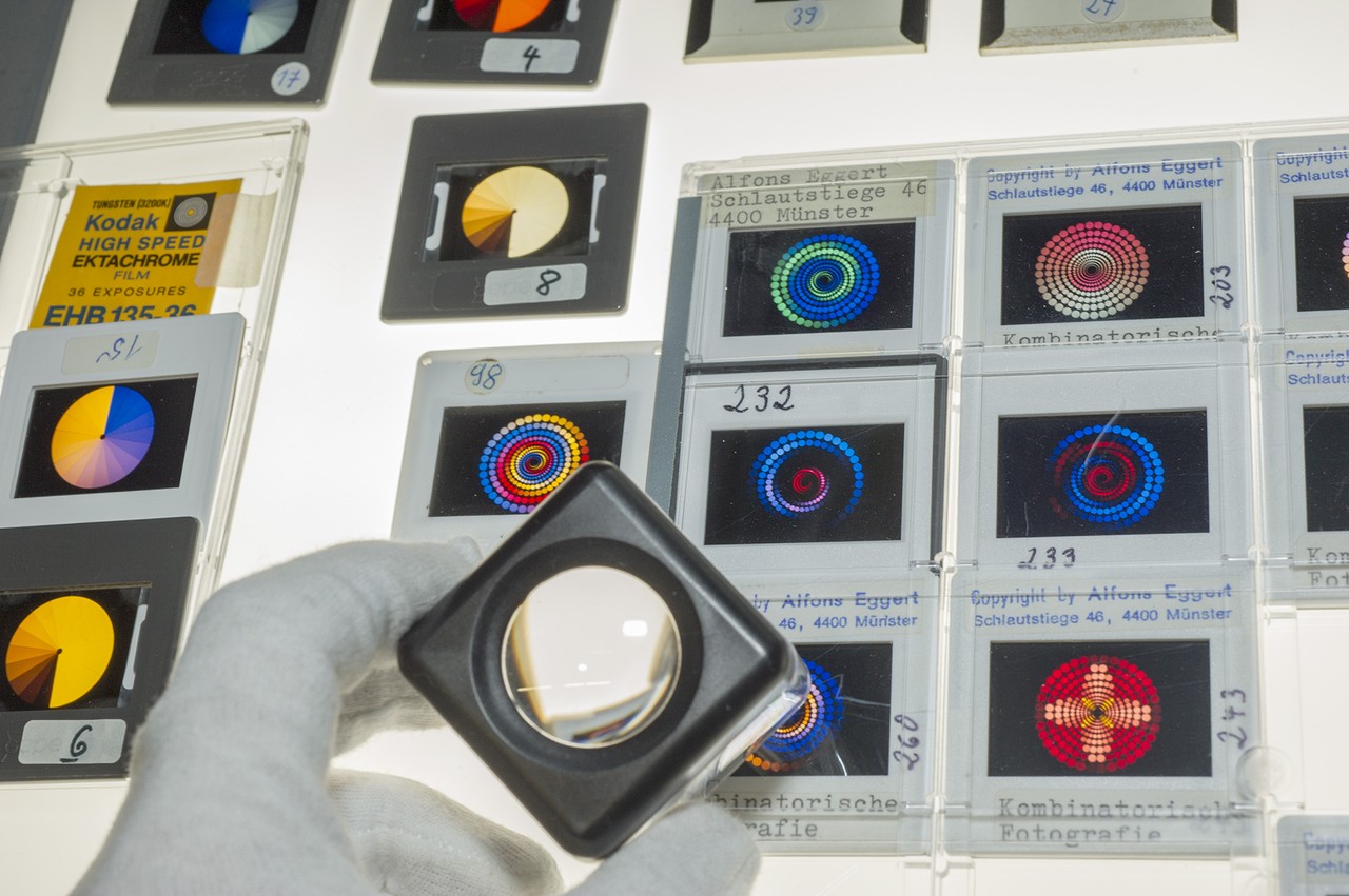 Das Original einer Kombinatorischen Fotografie ist jeweils ein Kleinbild-Dia, Ektachrome, 24 x 36 mm. Situation am Leuchttisch: Dia-Journale mit Kombinatorischen Fotografien aus dem Fundus Alfons Eggert, 2015. Foto: Stephan Sagurna.