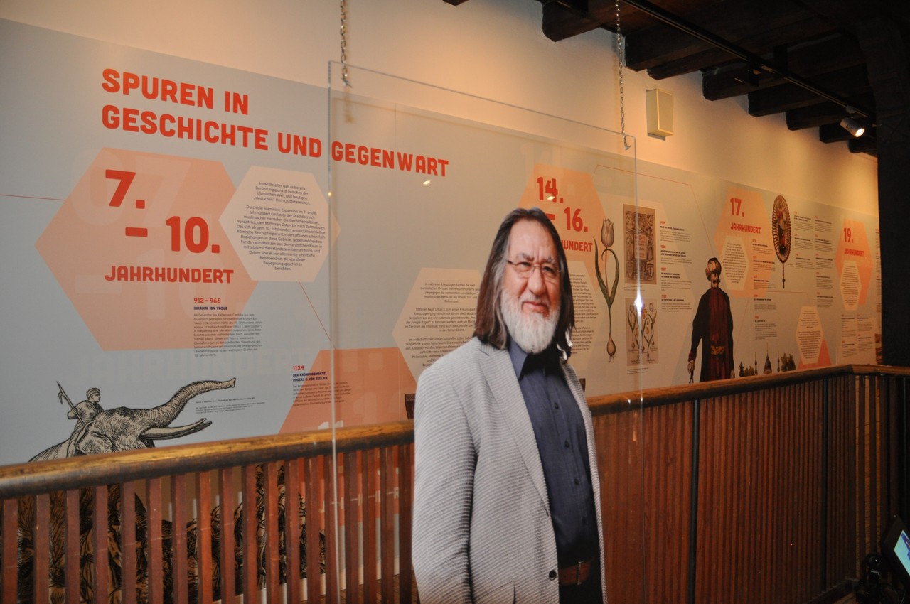 Impression aus der Ausstellung „Er gehört zu mir. Muslimische Lebenswelten in Deutschland“ im RELíGIO-Museum, Telgte.