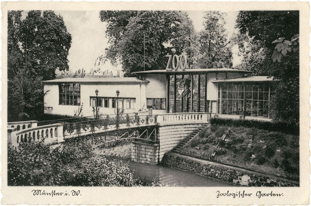 Der 1931 erneuerte Eingangsbereich des Zoos wurde im Zweiten Weltkrieg bei einem Luftangriff zerstört. Postkarte um 1935, unbekannter Fotograf, Fotovorlage Stadtmuseum Münster.