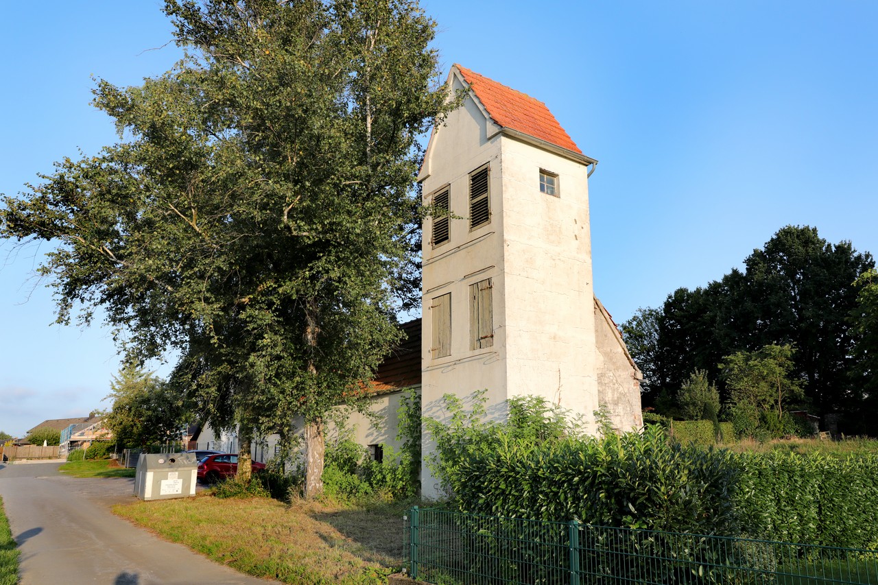 Das frühere Spritzenhaus in Lenzinghausen ist seit langen Jahren ungenutzt. Der Schlauchturm hat die typischen Lüftungsklappen. Foto: Kiel-Steinkamp.
