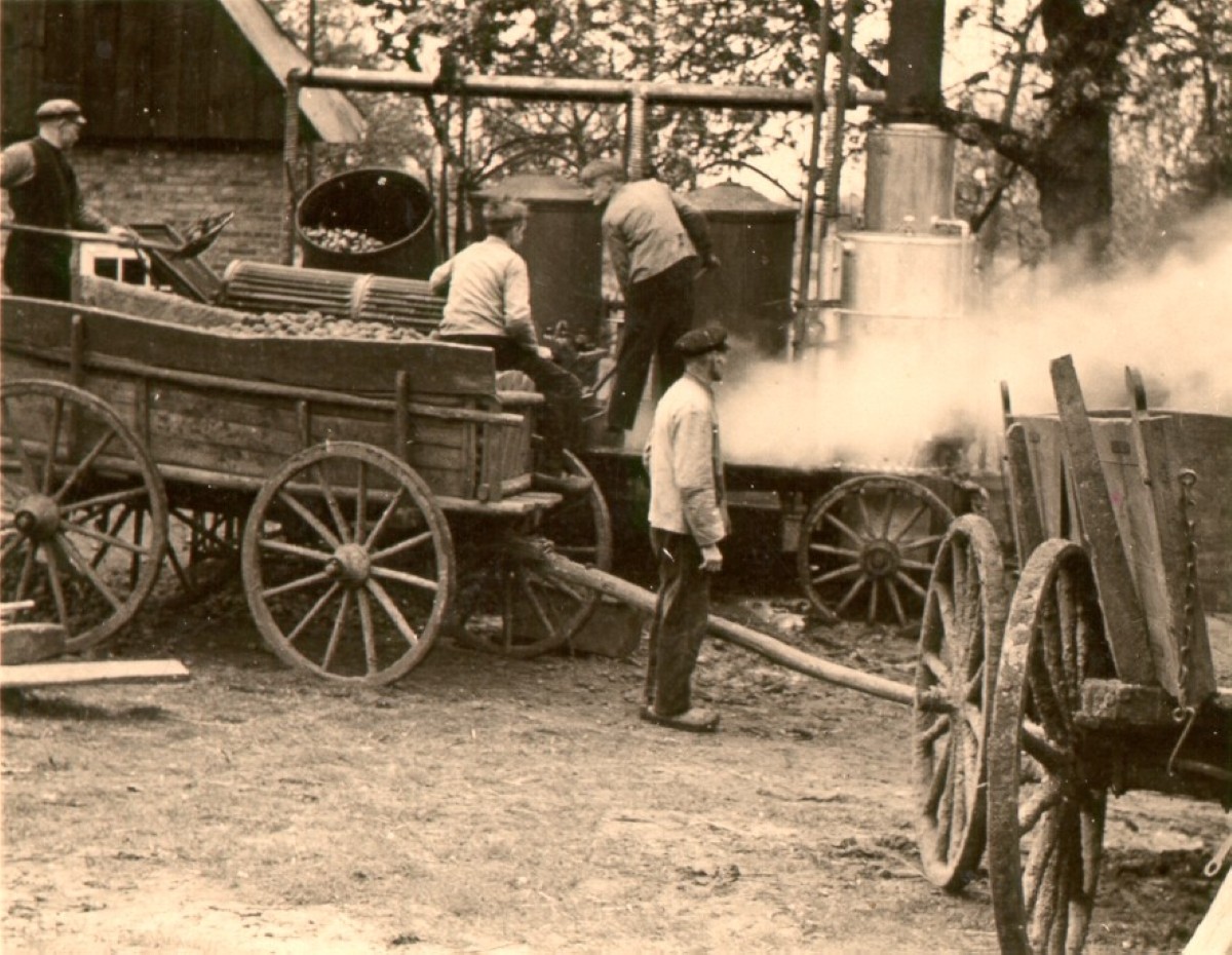 Mobile Dämpfanlage in der Grafschaft Bentheim (Foto um 1950) (1).