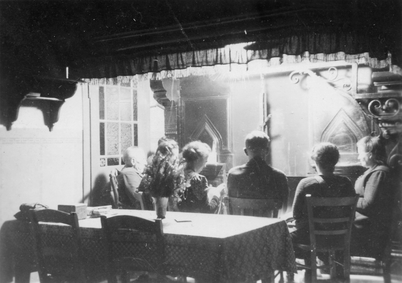 Am Herdfeuer auf einem Bauernhof in Asbeck bei Legden (um 1950).