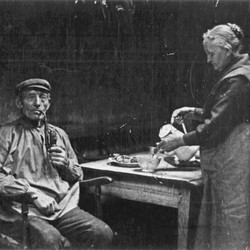 Leinenbleicher und seine Frau am Esstisch (1927). (vergrößerte Bildansicht wird geöffnet)