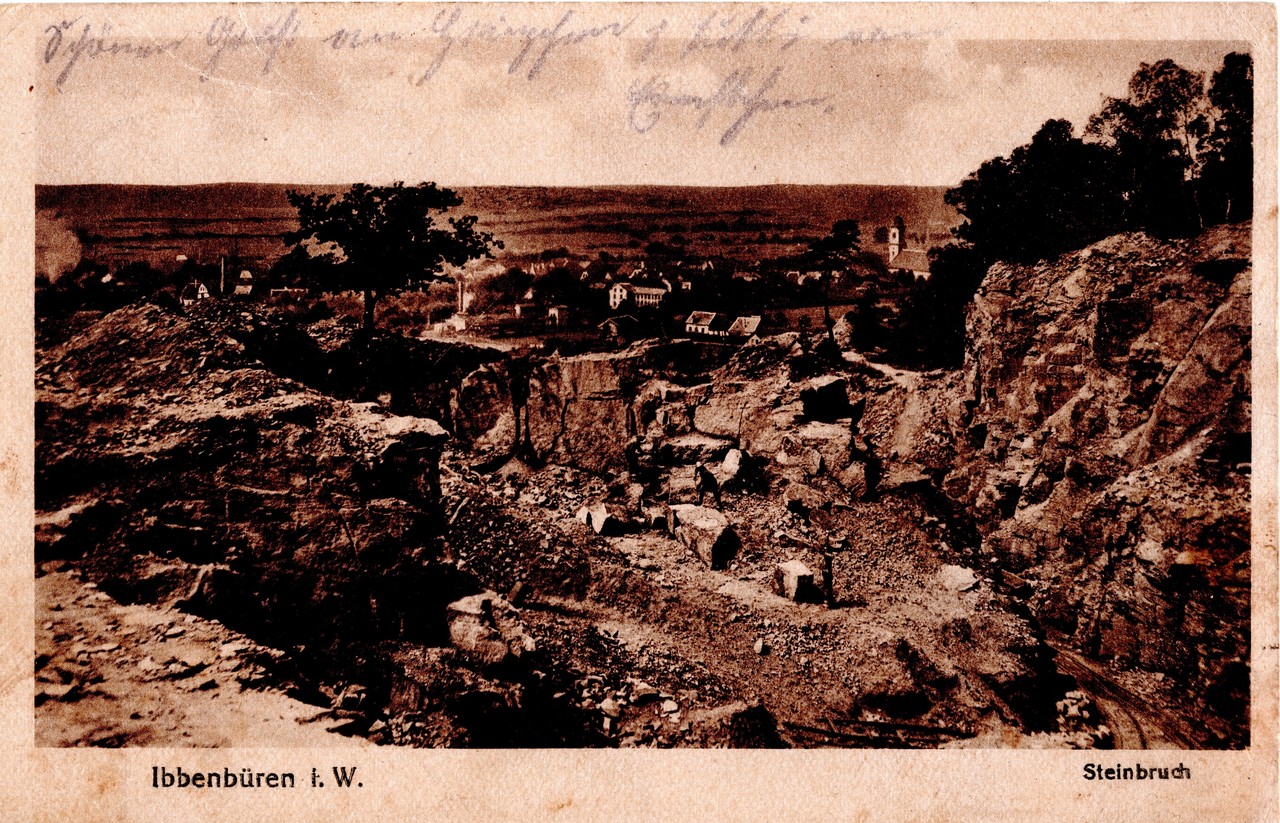 Die Ansichtskarte zeigt einen Blick vom Schafberg auf die Stadt Ibbenbüren, im Vordergrund ist ein Sandsteinbruch abgebildet (Foto/Sammlung: Peter Herschlein).