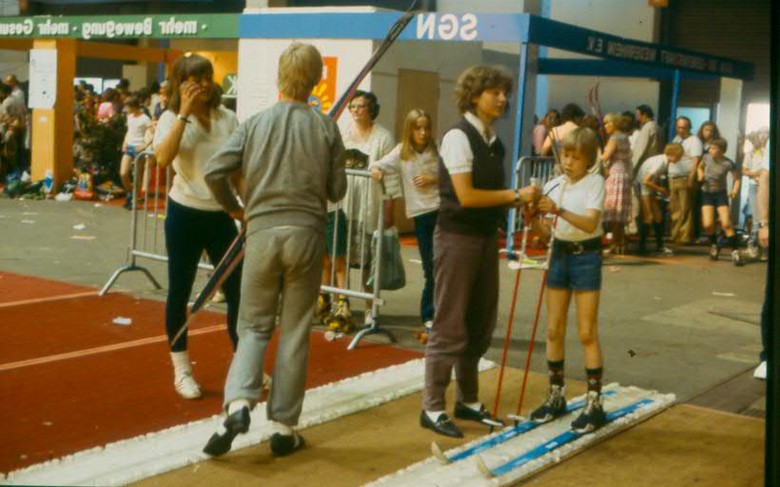 Auf einem Parcour konnten die Messebesucher:innen sogar Skilanglauf erproben. Messe Trimmyland 1980, Essen (Foto: Gustav Hildebrand)