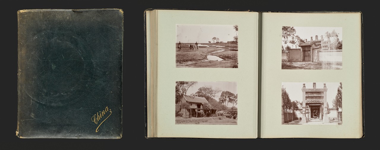 Das China-Album des Hugo von Königslöw, 120 Jahre nach seiner Erstellung. Nachdem jemand einmal einen Blumentopf auf dem Album abgestellt hatte, wurde es durch den ringförmigen Abdruck unansehnlich und uninteressant für die Familie. Links: Albumdeckel mit Goldprägung, rechts: aufgeschlagene Doppelseite.  Foto: Stephan Sagurna