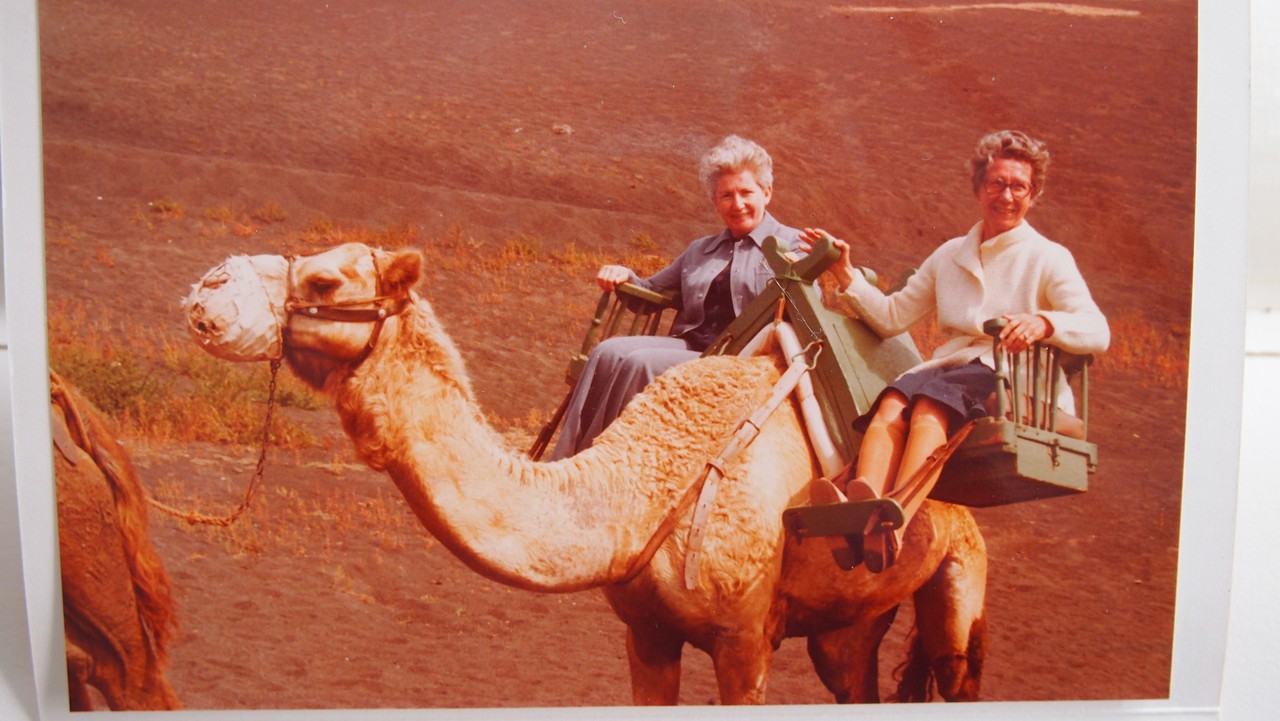 Der Ritt der beiden Schwestern W. auf einem Kamel während ihres Aufenthaltes auf der Atlantikinsel Lanzarote wurde von einem ortsansässigen Fotografen aufgenommen. (Foto: Cantauw)