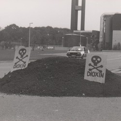 Währenddessen blockieren Unterstützer der Protestaktion die Einfahrt zur MVA mit einem Erdhaufen, 1984, Privatarchiv Barbara Schröder. (vergrößerte Bildansicht wird geöffnet)