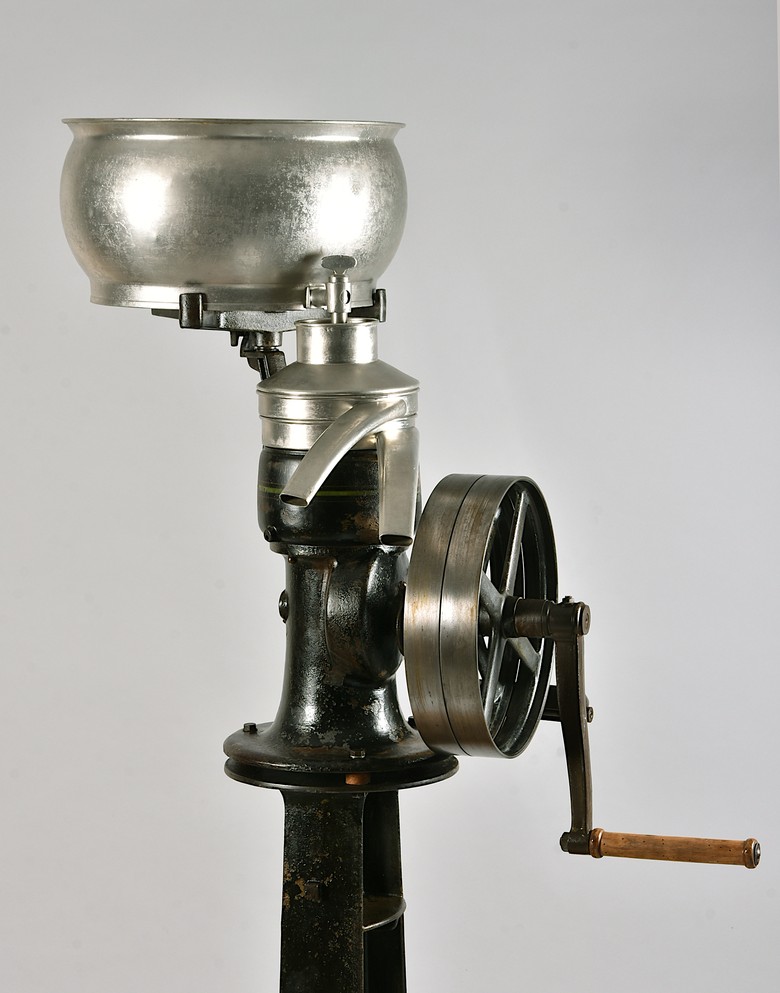 Handbetriebene Milchzentrifuge von 1925 aus dem Werk der 1893 gegründeten Firma Ramesohl & Schmidt AG aus Oelde, ab 1941 Westfalia Separator AG. Foto: Historisches Museum Bielefeld.