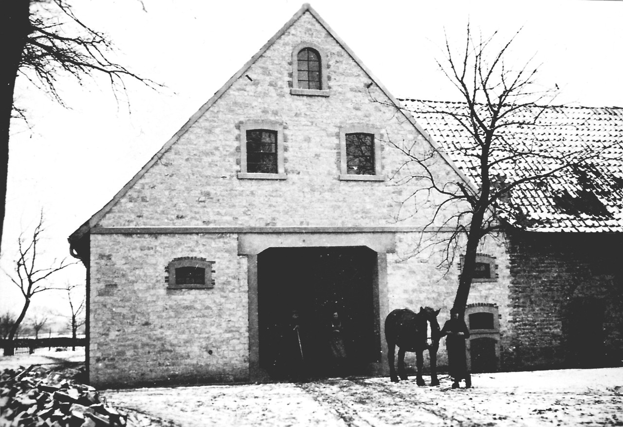Bauernhaus mit Schnee in Leer bei Horstmar (um 1930).