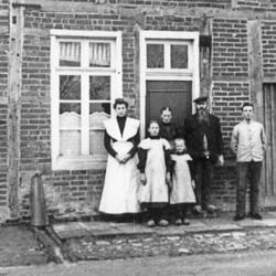 Weberfamilie vor ihrem Haus (um 1915). (vergrößerte Bildansicht wird geöffnet)