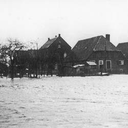 Hochwasser in Krechting an der Bocholter Aa. Foto: Stadtarchiv Rhede. (vergrößerte Bildansicht wird geöffnet)