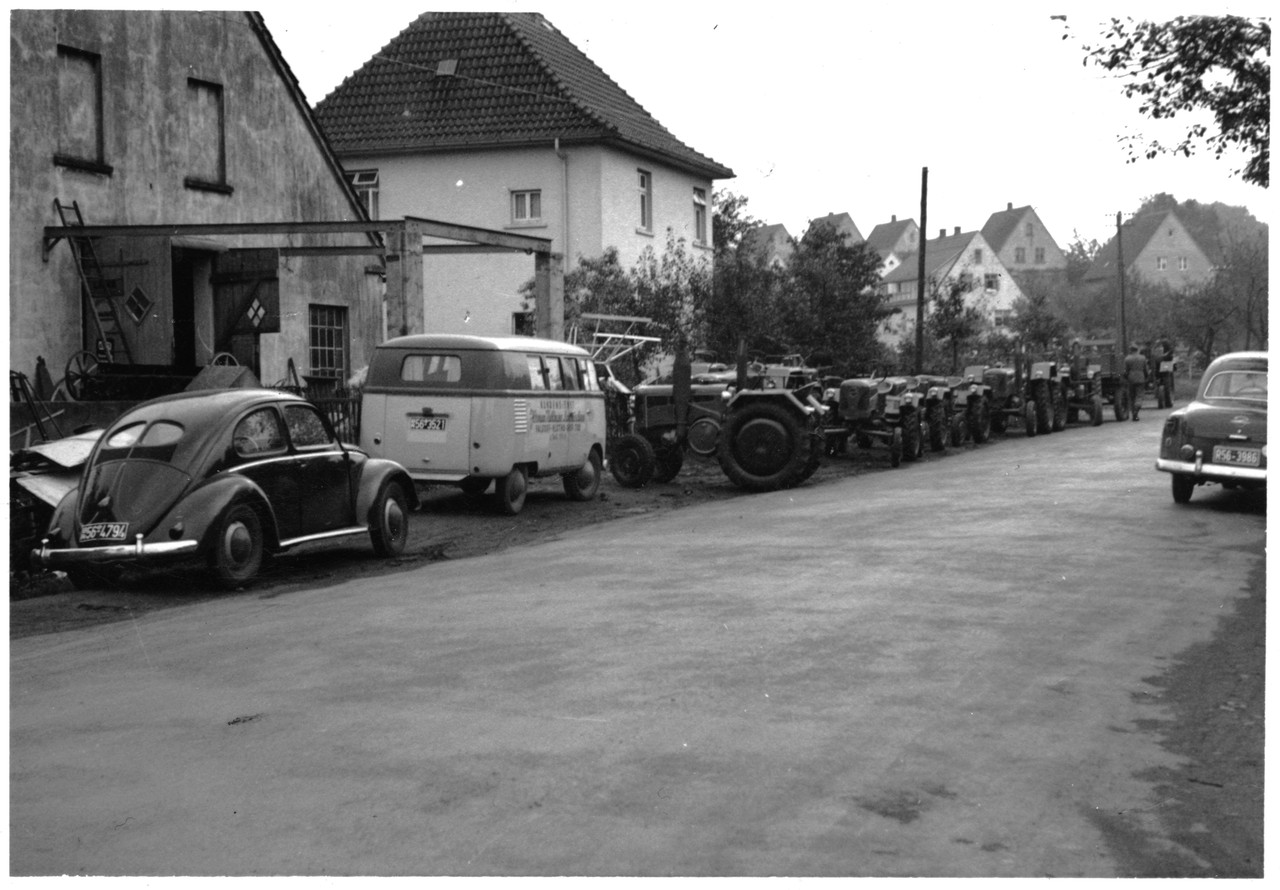 Nagelneue Lanz-Bulldogs stehen bei Kuhlmanns entlang der Salzuflener Straße in Valdorf. Aus einer Dorfschmiede wurde ein florierender Landmaschinenhandel. Foto: Kuhlmann.