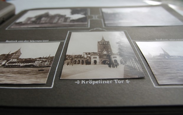 Ein aufwändig gestaltetes Fotoalbum, u.a. mit einem Bild des Kröpeliner Tors. Das Fotoalbum stammt aus dem Jahr 1928. Archiv für Alltagskultur.