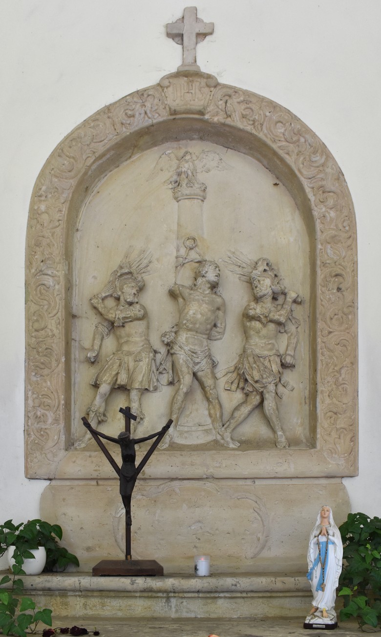 Altar in der 'Kleinen Kapelle' mit kleinem 'Coesfelder Kreuz' und der 'Muttergottes von Lourdes'.