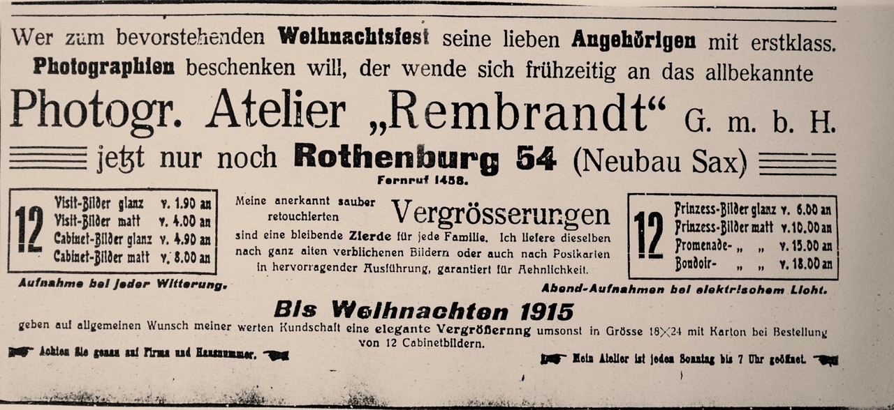 Das "Photogr. Atelier 'Rembrandt'" bot neben "Aufnahme[n] bei jeder Witterung" und "Abend-Aufnahmen bei elektrischem Licht" auch Vergrößerungen von alten Bildern und Postkarten als Weihnachtsgeschenke an. Münstersche Zeitung, 05.12.1915.
