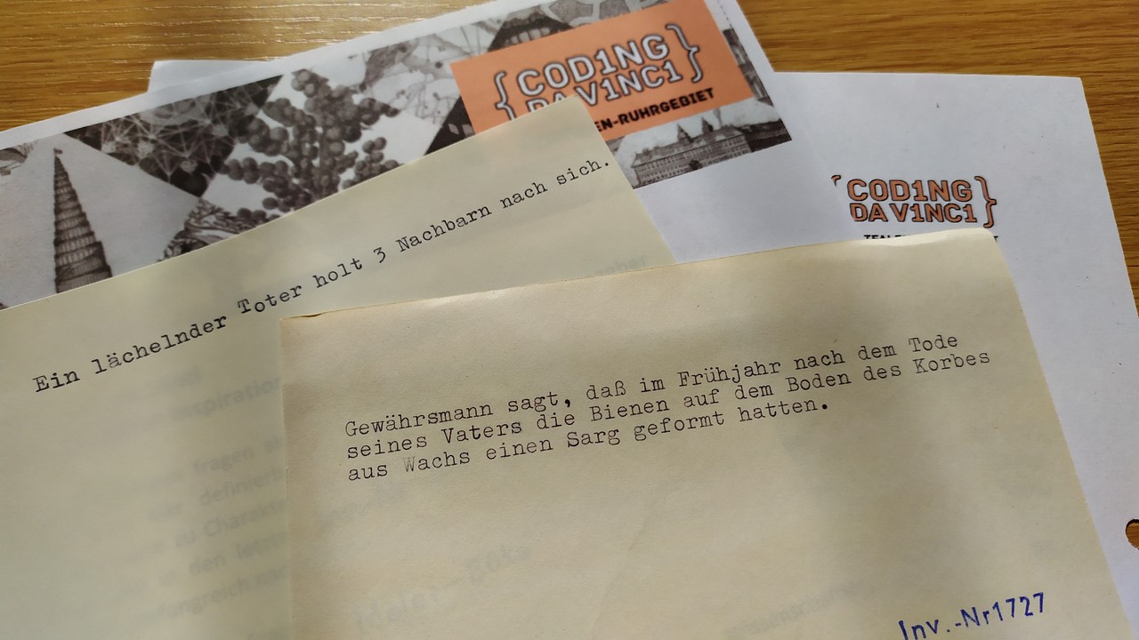 Die Schlagwortkarten dienten zur Katalogisierung der Einsendungen zu den Fragelisten und bieten eine spannende Perspektive zum Thema "Tod und Begräbnis". Foto: Schulte/LWL.