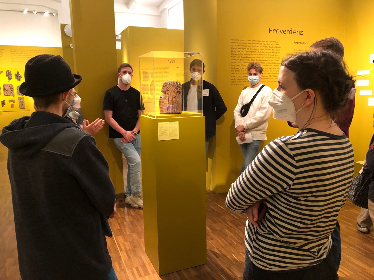 In der Ausstellung „Benin. Geraubte Geschichte“ im MARKK in Hamburg sieht die Seminargruppe all jene Objekte im Original, zu deren Herkunft im Seminar schon einiges gelesen und diskutiert worden war.