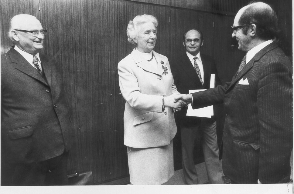 Martha Bringemeier erhält das Bundesverdienstkreuz (Archiv für Alltagskultur in Westfalen, 2003.06368).