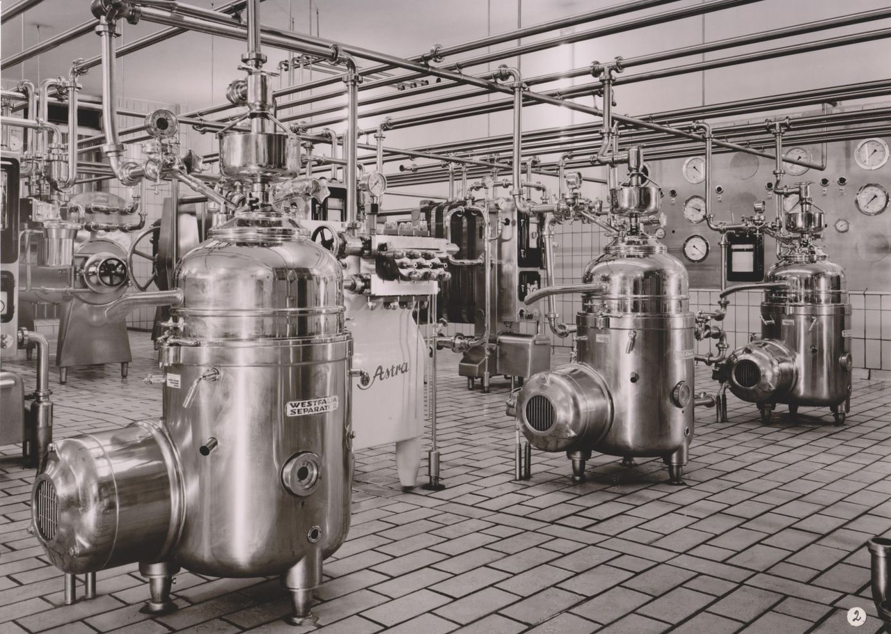 Milchzentrifugen der Marke Westfalia Separator in der neugebauten genossenschaftlichen Molkerei Bielefeld, 1954, Foto: Ernst Lohöfener.