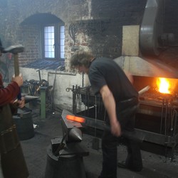 Am Schmiedeamboss (vergrößerte Bildansicht wird geöffnet)