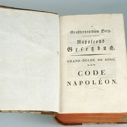 Der Code Napoléon, Napoleons Gesetzbuch, galt auch im Westfälischen Großherzogtum Berg. Original im Emslandmuseum Lingen. (vergrößerte Bildansicht wird geöffnet)