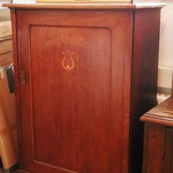 Notenschrank aus dem Zeit um 1910. (vergrößerte Bildansicht wird geöffnet)