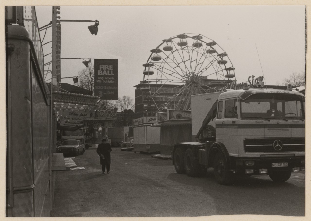 Bildarchiv Alltagskultur Münster, 1987.00753, Frühjahrssend, Münster, Hindenburgplatz, 20.3.–31.3.1982, Fotograf: Dietmar Sauermann.
