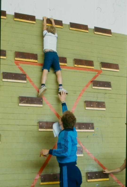Einfache Kletterangebote eigneten sich auch für Anfänger:innen. Messe Trimmyland 1980, Essen (Foto: Gustav Hildebrand)