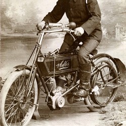 Mann auf einem Motorrad (vergrößerte Bildansicht wird geöffnet)