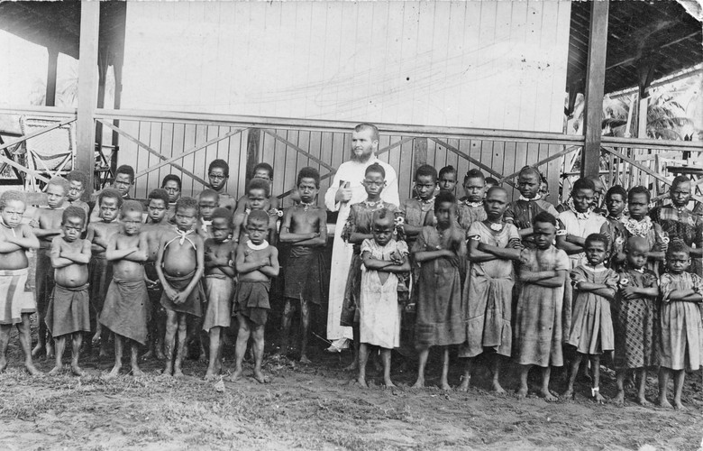 Dieses Foto von der Steyler Mission in Neuguinea schickte Schwester Christina ihren Verwandten in Schapen (Abbildung: Familie Otto Wallmeyer, Schapen).