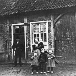 Weberfamilie vor ihrem Haus (um 1915). (vergrößerte Bildansicht wird geöffnet)