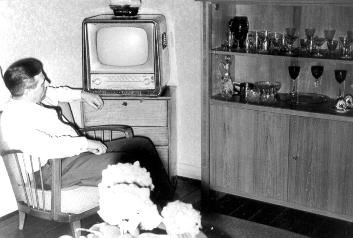 Ein stolzer Besitzer vor seinem Fernseher im Hagener Wohnzimmer. Er gehörte Mitte der 1950er Jahren zu Wenigen, die ein Geräte besaßen. Die Anschaffungskosten waren zu dem Zeitpunkt noch sehr hoch (Archiv für Alltagskultur, Inv.-Nr. 1997.00620).