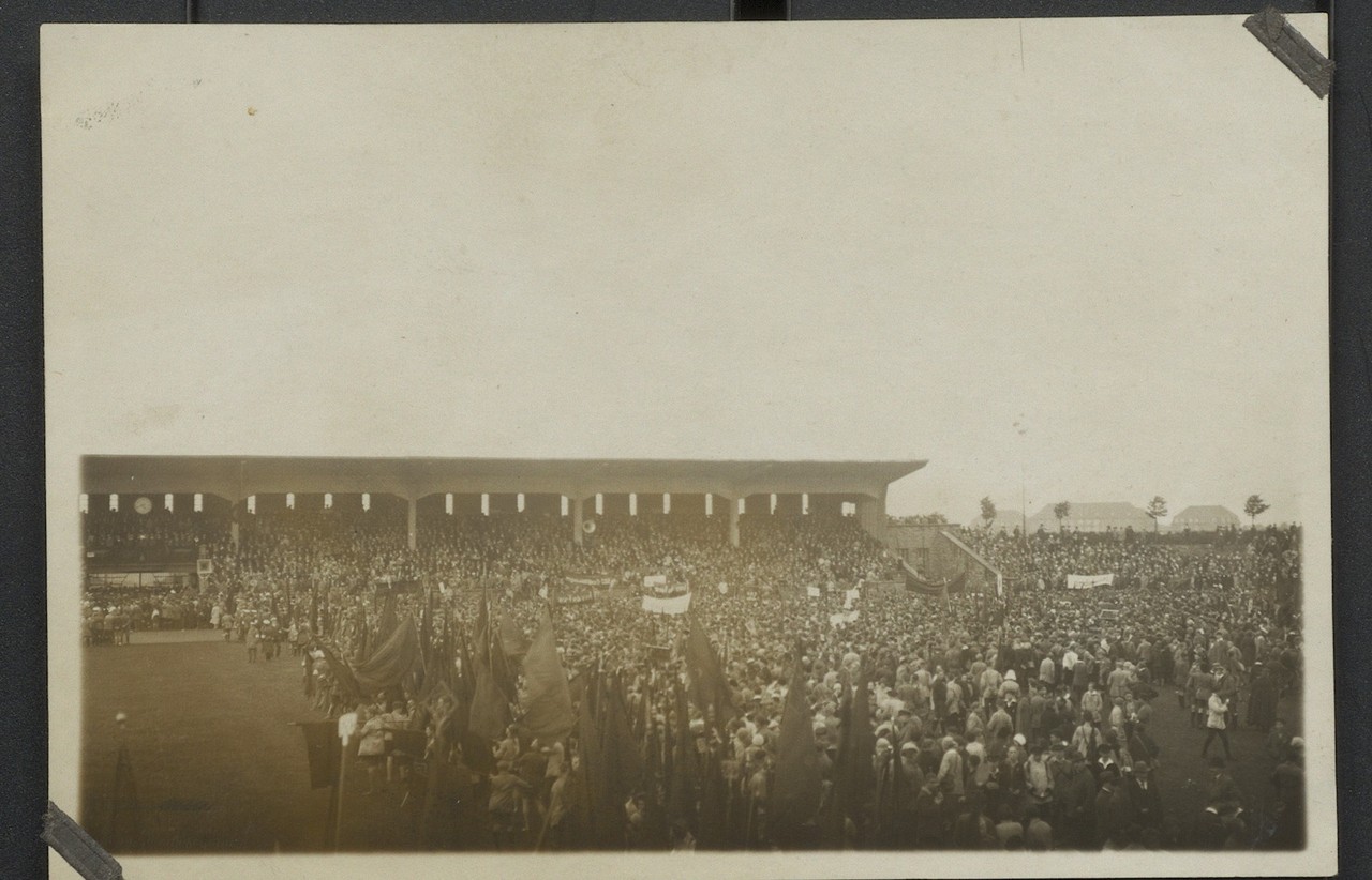 Abb. 5: AAJB, Fotosammlung, 02/2579_1: Arbeiterjugendtag Dortmund 1928, in der Kampfbahn Rote Erde, Fotograf: Wilhelm Maess.