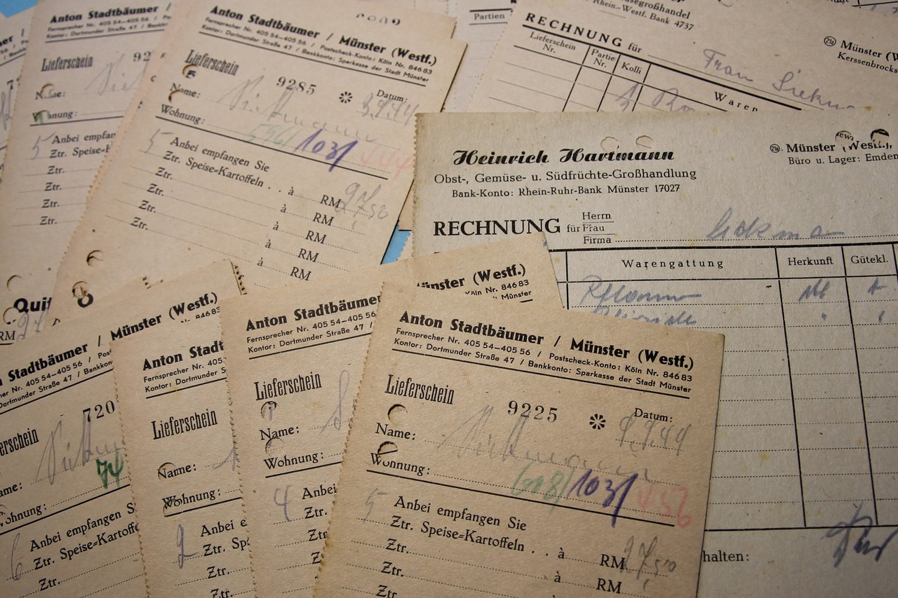 Rechnungen und Lieferscheine aus dem Nachlass Siekmann. Foto: K. Hüing.