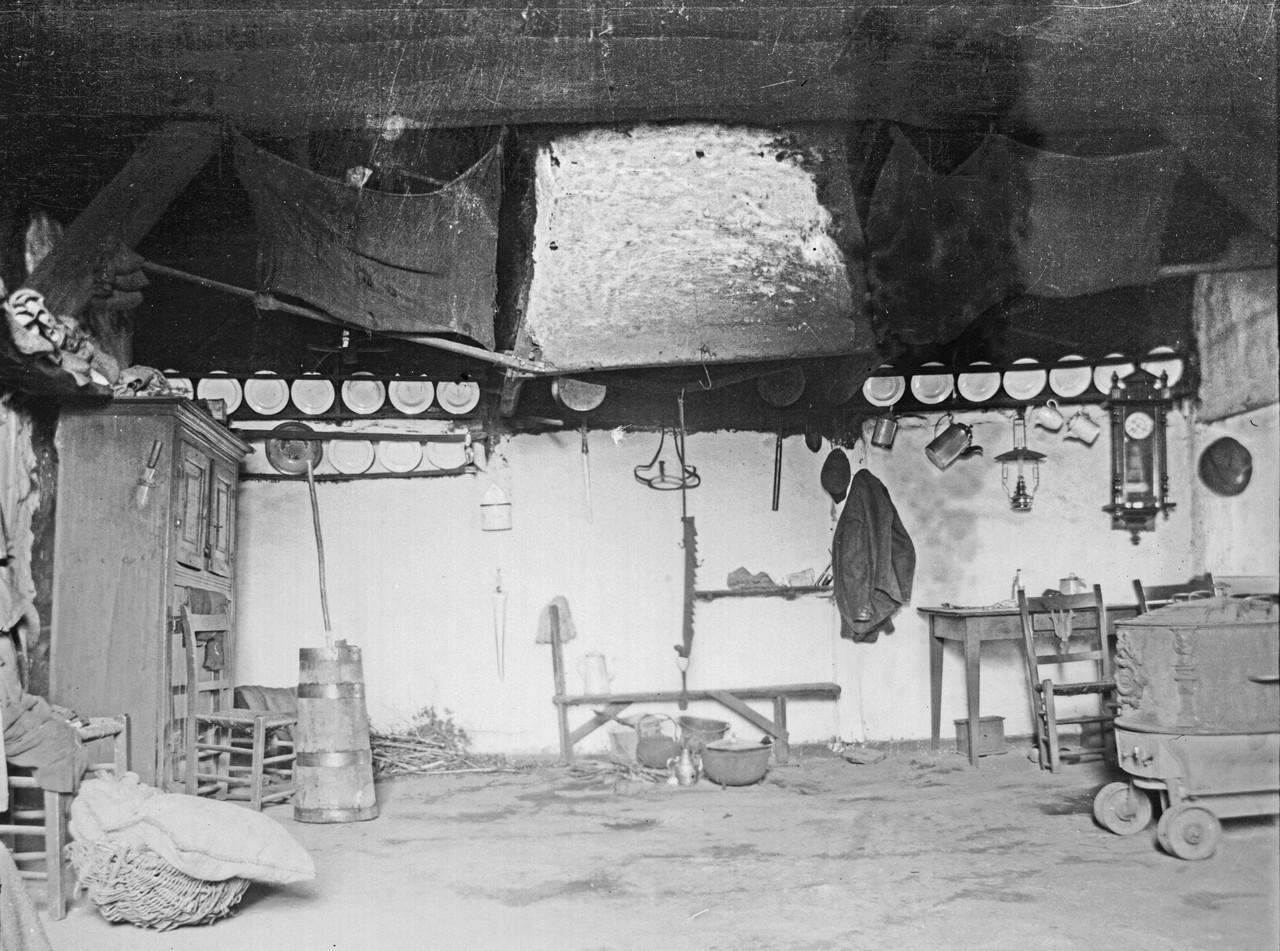 Herdbank an einem offenen Herdfeuer in Altenlingen (Foto um 1900, Archiv von Galen-Beversundern).