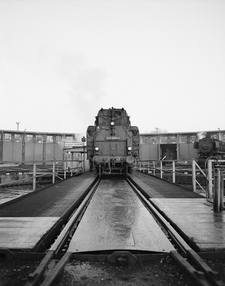 Die Drehscheibe war eine der wichtigsten Einrichtungen eines Bahnbetriebswerkes in der Dampflok-Ära. Mit der Modernisierung verschwanden die Drehschreiben vielerorts aus dem Gleisbild. Hier zu sehen: 043 085 im Bw Rheine R (Dezember 1976; LWL-Medienzentrum für Westfalen, Sammlung Klaus H. Peters, 11_6433)
