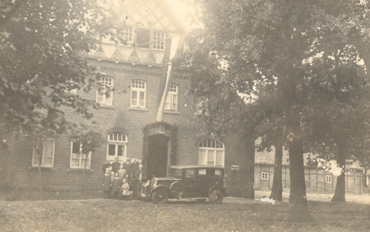 Familie Wolterkessen vor dem Hof der Familie um 1900. (Foto: Familie Wolterkessen)