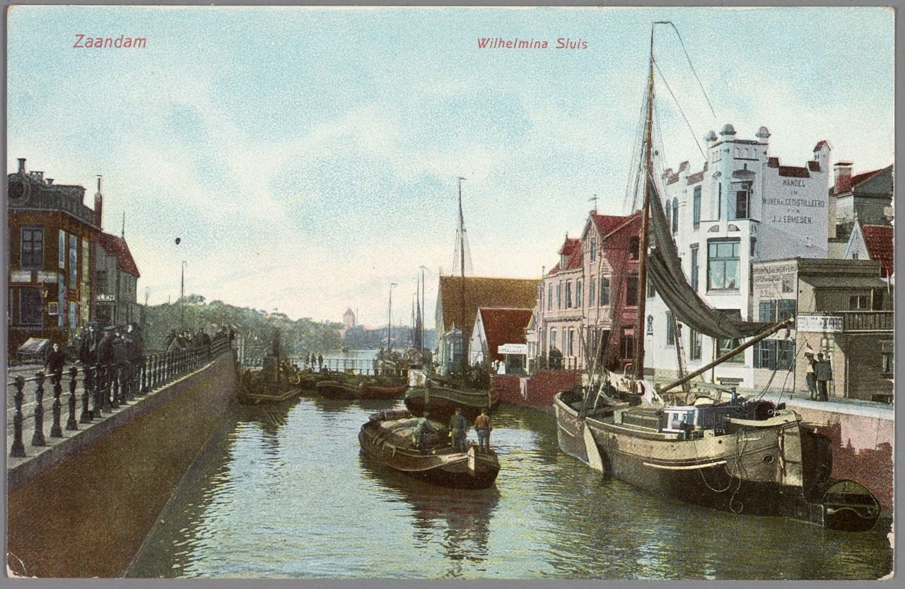 1901 wurde die Holzfassade durch weiße Steinmauern im Jugendstil ersetzt. Das Haus ist rechts zu sehen. Foto: Archief Zaanstad, NL-ZdGAZ_41_ 05242, Hersteller unbekannt (1910).
