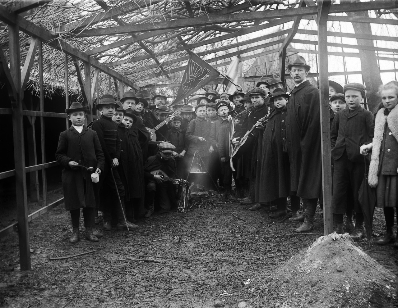 Richard Schirrmann mit einer Schülerwandergruppe um 1910 beim Essen kochen, im Hintergrund die Fahne der Wandervogelbewegung, 07_883 LWL Slg Schirrmann.