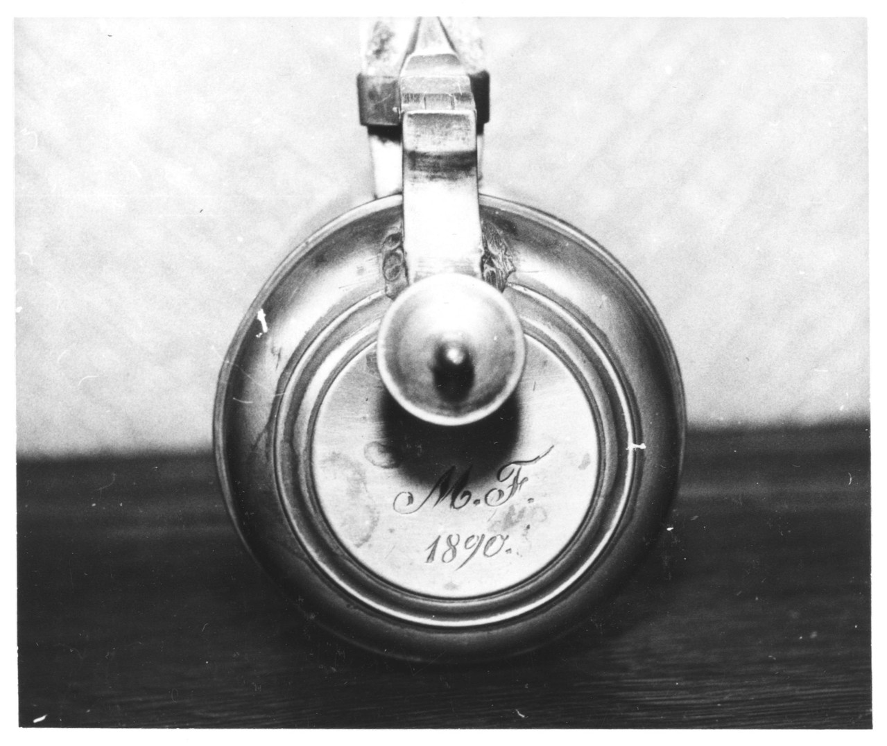 Zinndeckel eines Bierkruges, 1961, Foto: Karl Schmidthaus, Archiv für Alltagskultur in Westfalen, 0000.20775.