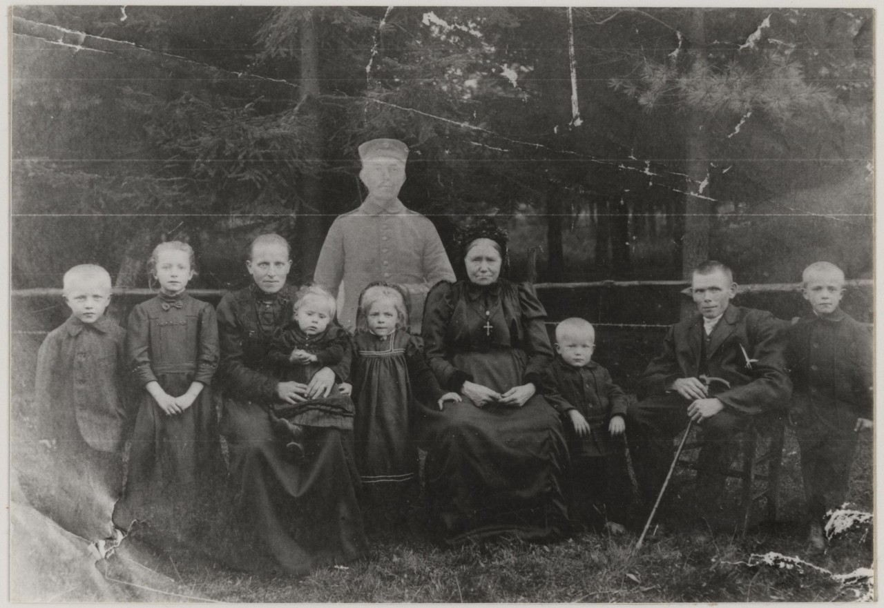 In Familienfotografien nachträglich eingefügte Personen waren in den Weltkriegen keine Seltenheit. Portraitfotografie aus Dingden, um 1918. (Foto: Alltagskulturarchiv, Sign.: 0000.77967)