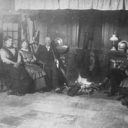 Herdfeuer auf einem Schulzenhof in Legden, Foto um 1910. (vergrößerte Bildansicht wird geöffnet)