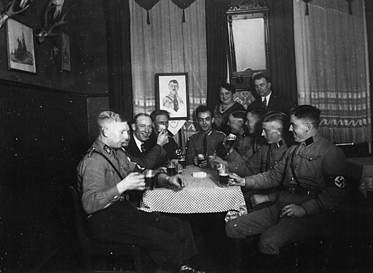 SA-Treffen in der Gaststätte Knöner nach 1933. Es zeigt wohl keinen „Schlachtteilnehmer“. Foto: Geschichtswerkstatt Exter.