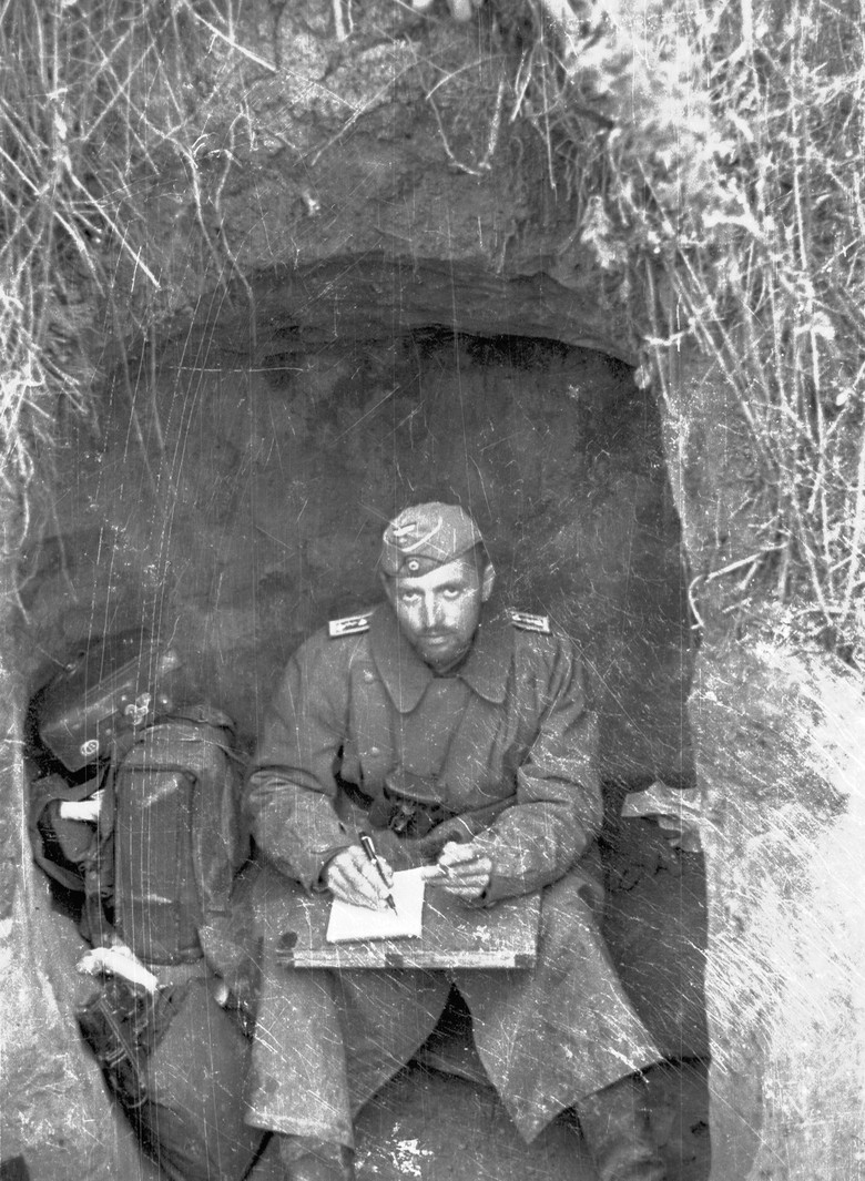 Helmut Machemer beim Schreiben, aufgenommen im Somer 1941 in der Ukraine. Fotograf unbekannt, Archiv für Alltagskultur in Westfalen.