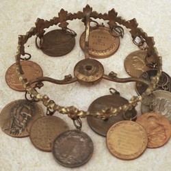 Preismedaillen aus der Zeit und 1900. (vergrößerte Bildansicht wird geöffnet)